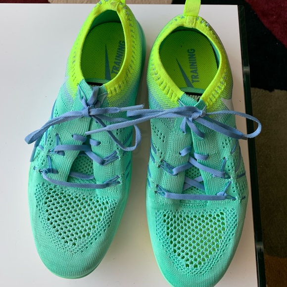 Size 8 Nike runners - Picture 2 of 2